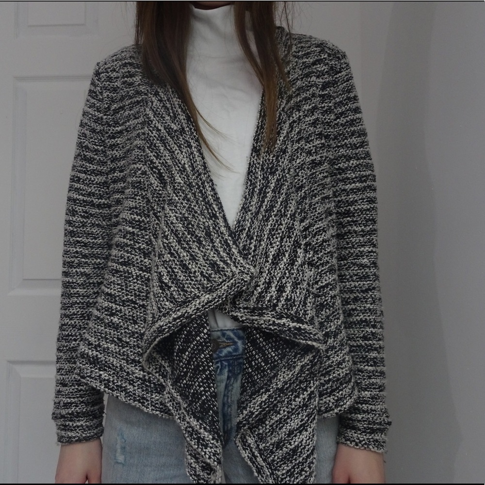BLACK WHITE DRAPPY CARDIGAN